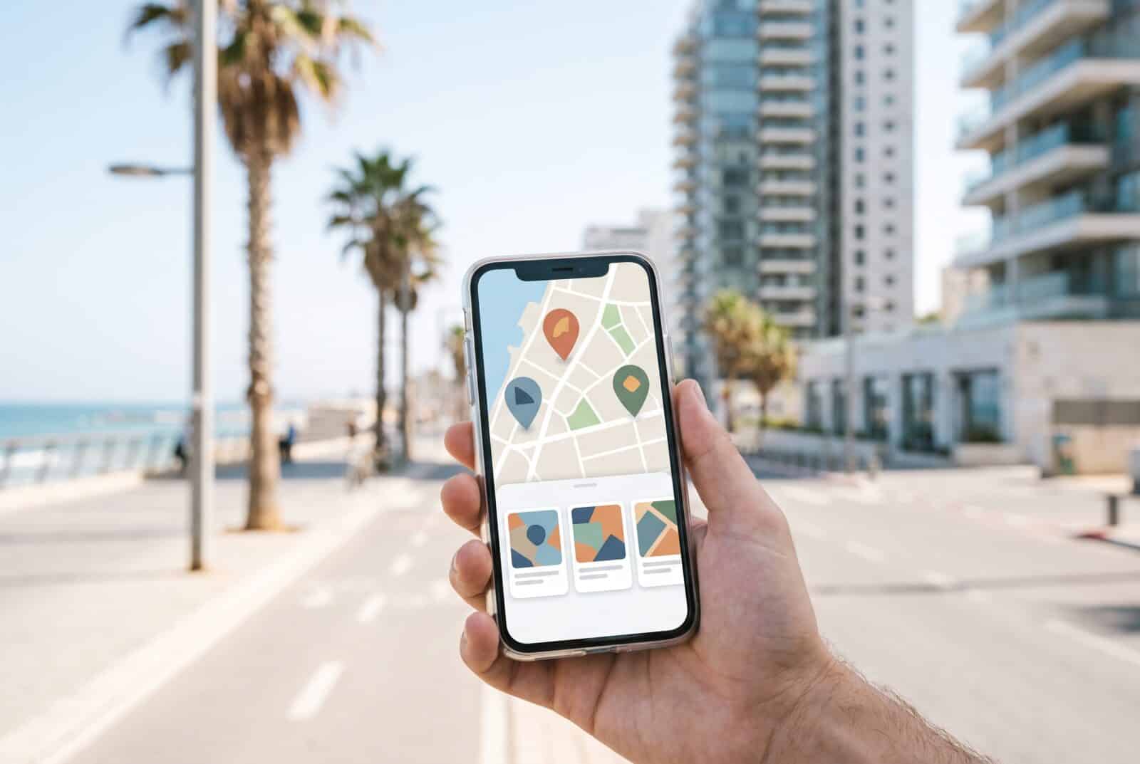 קידום אתרים באשדוד: חיפוש עסק מקומי במפה בטלפון ברחוב ליד הים
