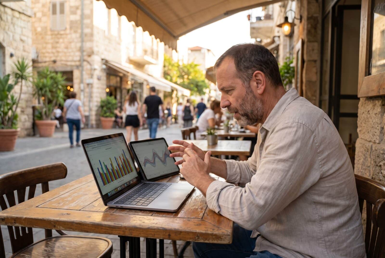 קידום אורגני או ממומן: בעל עסק משווה שני גרפים של תנועה באתר